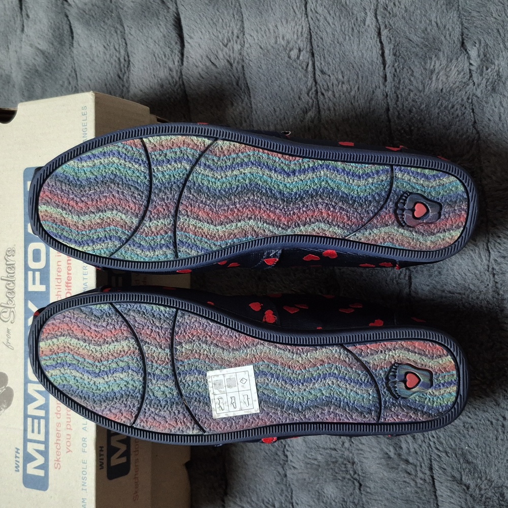 Heart Printed Size 7 BOBS from Skechers Slip-Ons W Memory Foam, New With Tags! - Picture 3 of 8